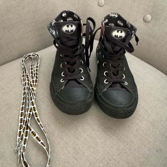 Converse X DC Comics Rebirth Batman Vol. 1 Boys Shoes Size 2 - Picture 2 of 5